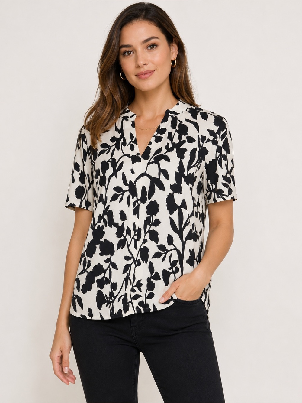 Well Worn NWT Black White Floral Short Sleeve V Neck Blouse Women’s S